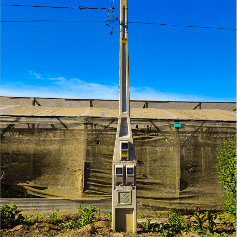 Poste padrão CEMIG instalado com padrão de entrada de energia elétrica em obra residencial.