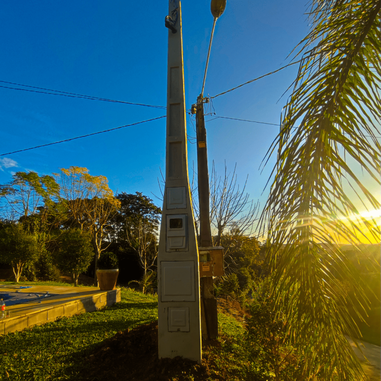 Poste de luz padrão CEMIG com caixa de medição instalado pela PadroNIX em conformidade com normas técnicas.
