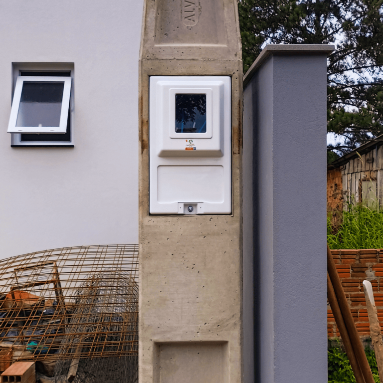 Poste homologado CEMIG instalado com padrão de entrada de energia elétrica e ligação elétrica segura.