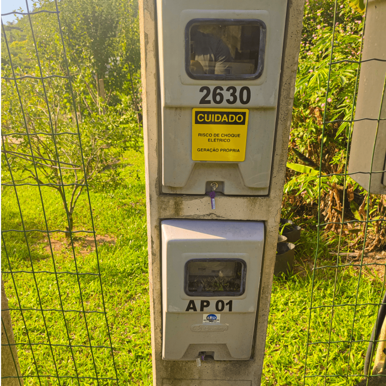 Poste homologado CEMIG instalado com ligação elétrica padrão em via urbana.
