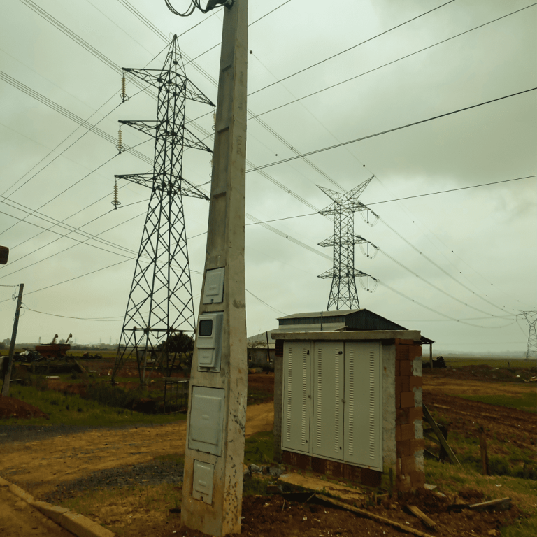 Poste de luz padrão CEMIG com caixa de medição instalado pela PadroNIX em conformidade com normas técnicas.