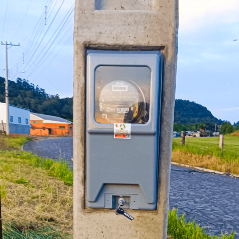 Poste de luz padrão CEMIG instalado com caixa de medição homologada pela PadroNIX.