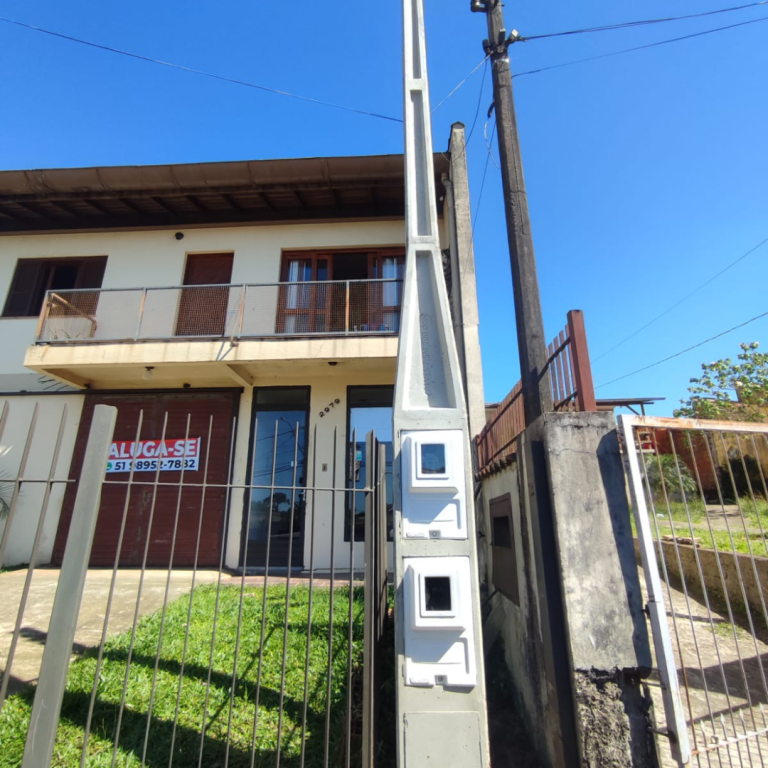 Poste de luz padrão CEMIG instalado com caixas de medição elétrica pela PadroNIX.